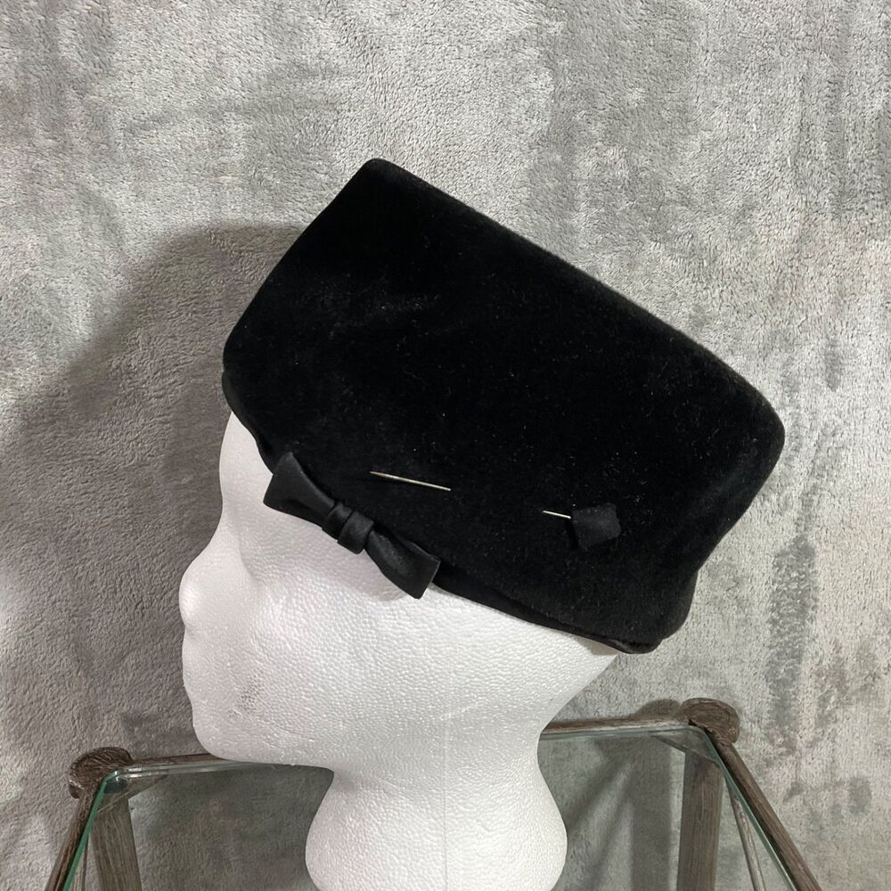 VTG Pierre Renaud Sakowitz Salon Pill Box Hat Black Velvet w hat pin/ Bow
